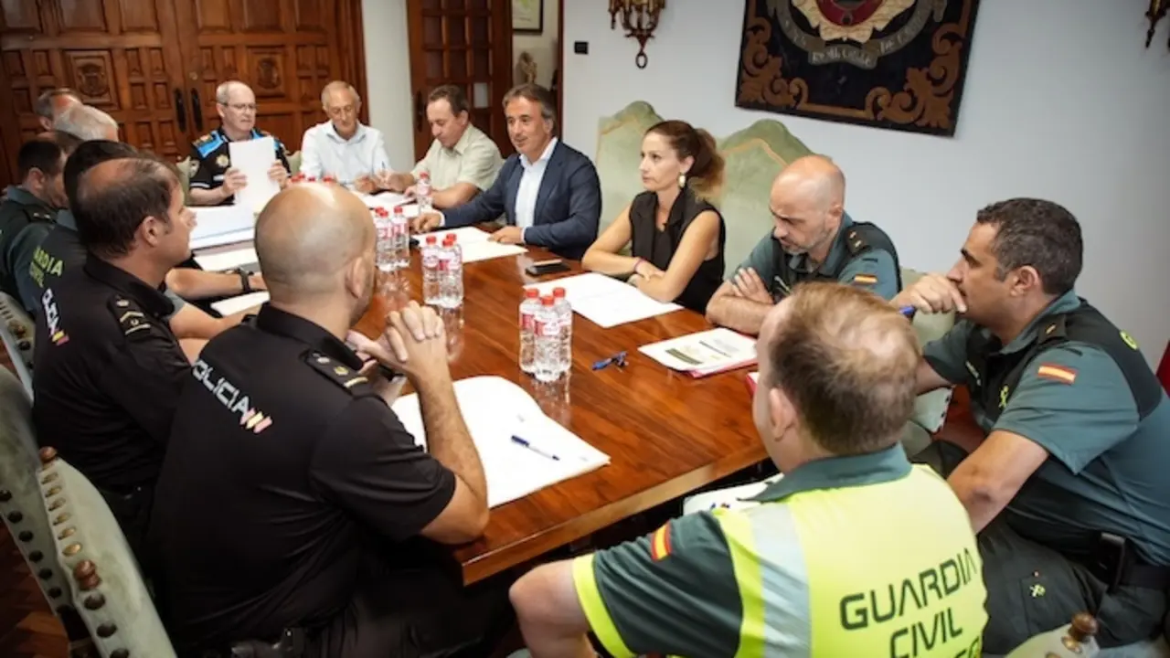 El alcalde de Camargo, Diego Movell&aacute;n en su &uacute;ltima reuni&oacute;n de seguridad del Ayuntamiento. / A.E.