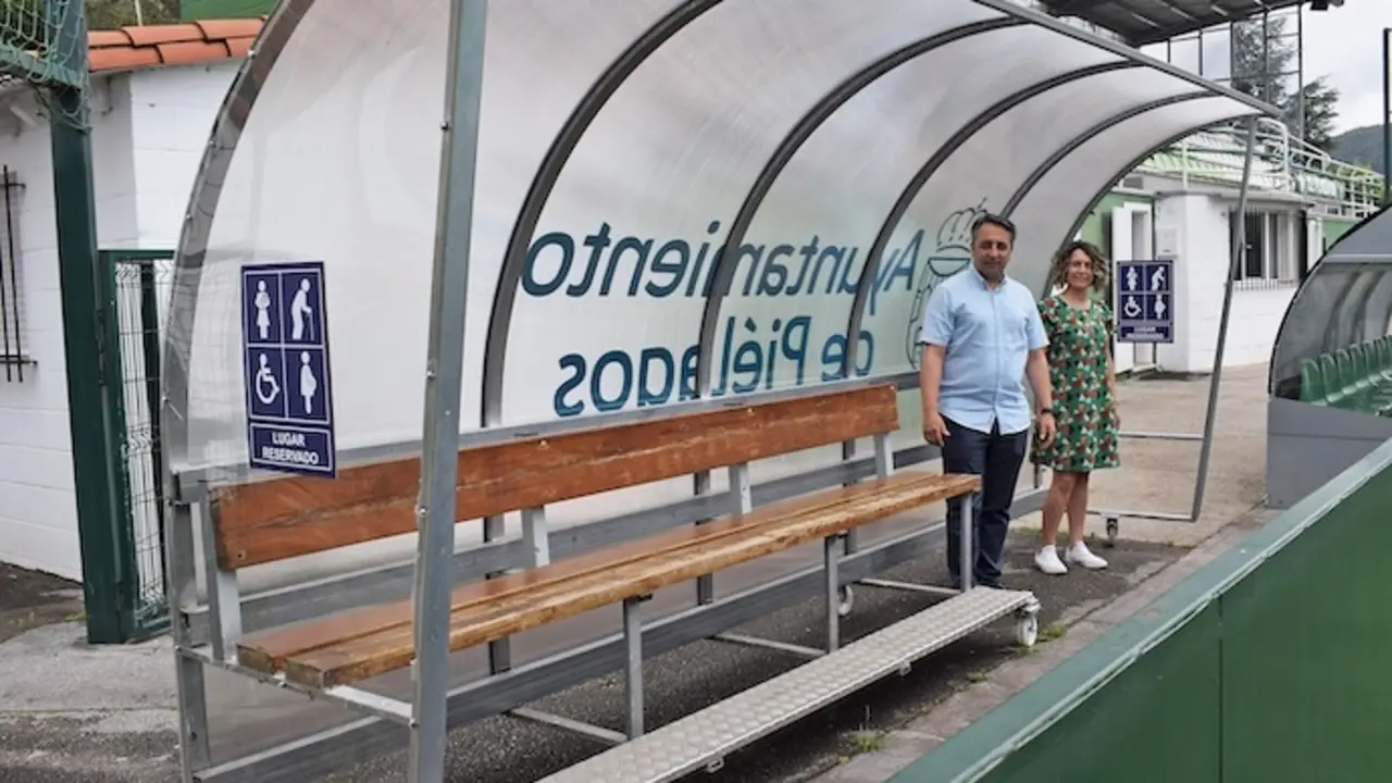 El alcalde Carlos Caram&eacute;s y la concejala de Accesibilidad y Autonom&iacute;a Personal, Almudena Ruiz Pe&ntilde;a junto a los banquillos port&aacute;tiles en el complejo municipal Vimenor. / ALERTA
