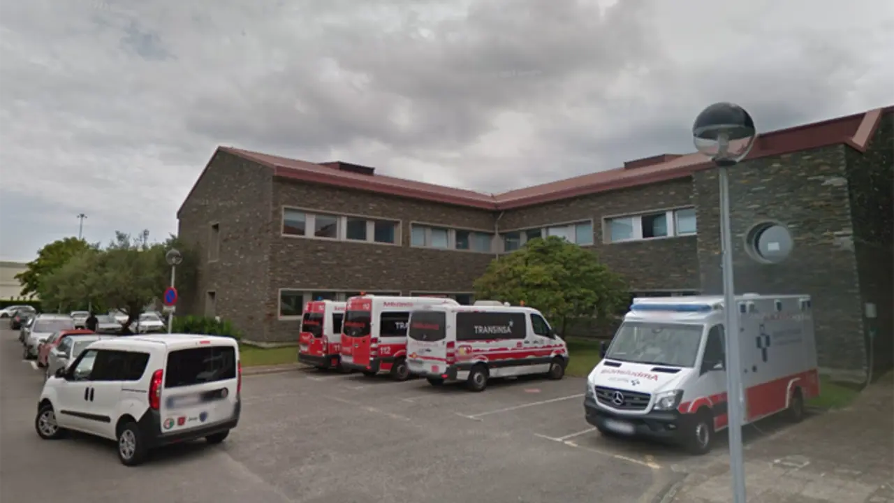 Ambulancias en el Hospital de Jarrio. / A.E