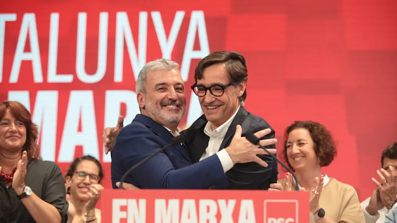 Jaume Collboni (i) y el l&iacute;der del PSC, Salvador Illa (d) durante un acto pol&iacute;tico. / Kike Rinc&oacute;n  / Archivo