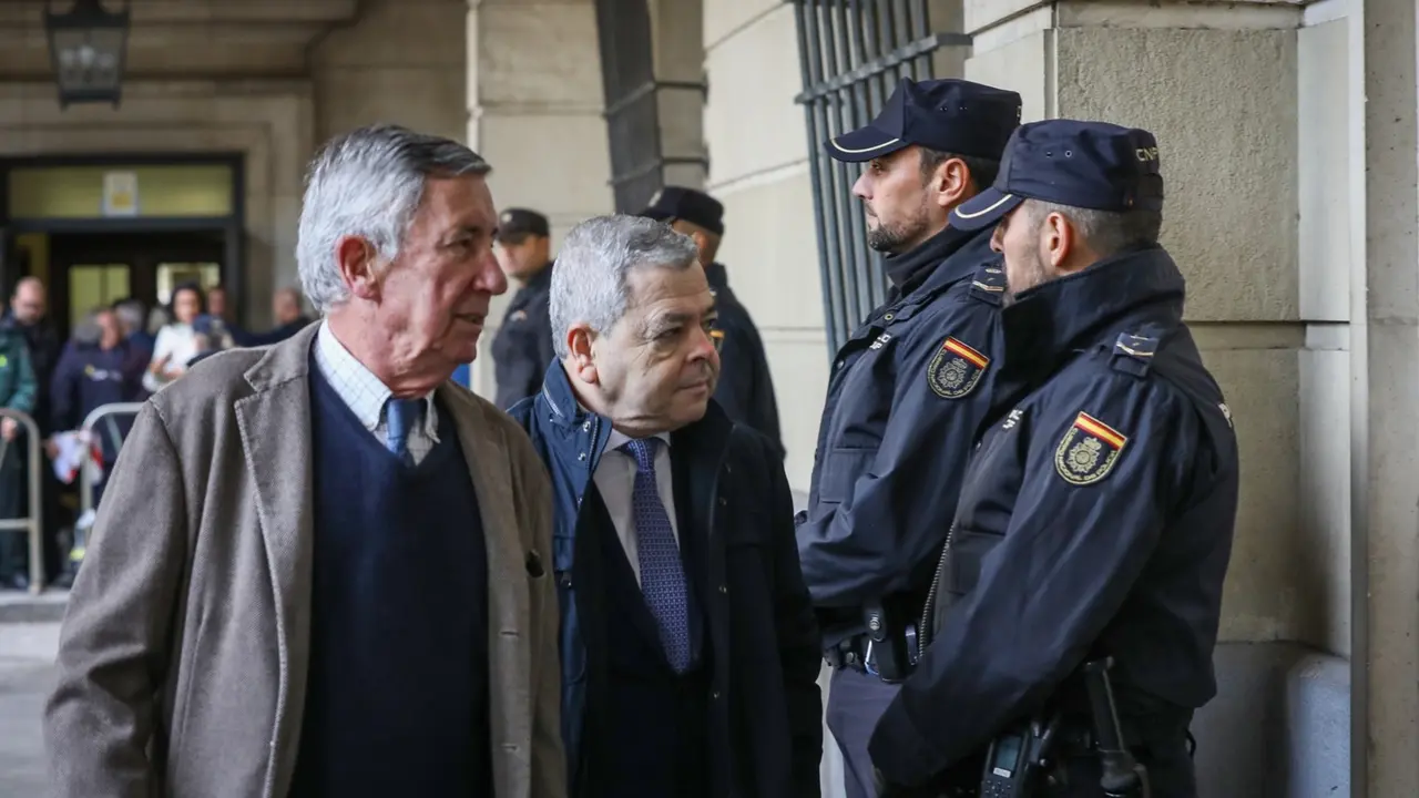 El ex-viceconsejero de Empleo, Agust&iacute;n Barber&aacute; (d); a su llegada al juicio del caso ERE en la Audiencia Provincial de Sevilla. Mar&iacute;a Jos&eacute; L&oacute;pez / Archivo