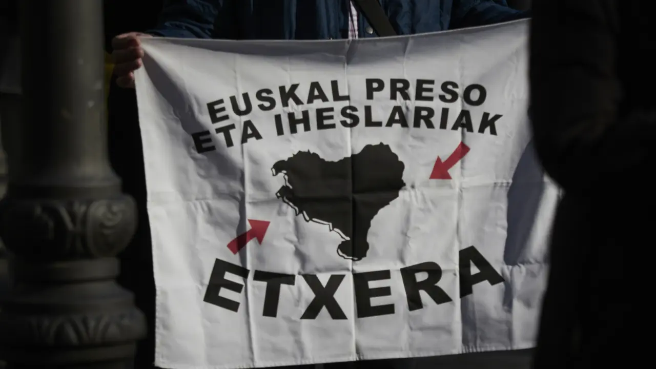 Un hombre con una pancarta en una movilizaci&oacute;n en apoyo a los presos de ETA. Eduardo Sanz / Archivo