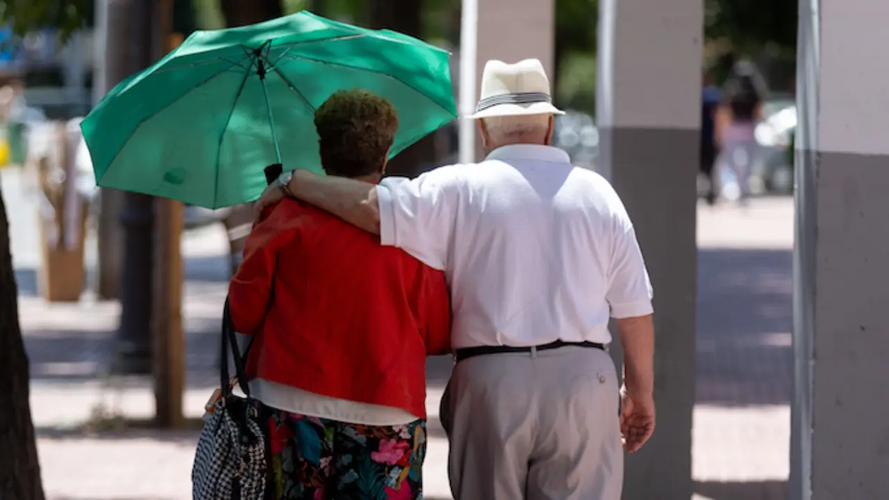Dos jubilados paseando por la calle. / EP