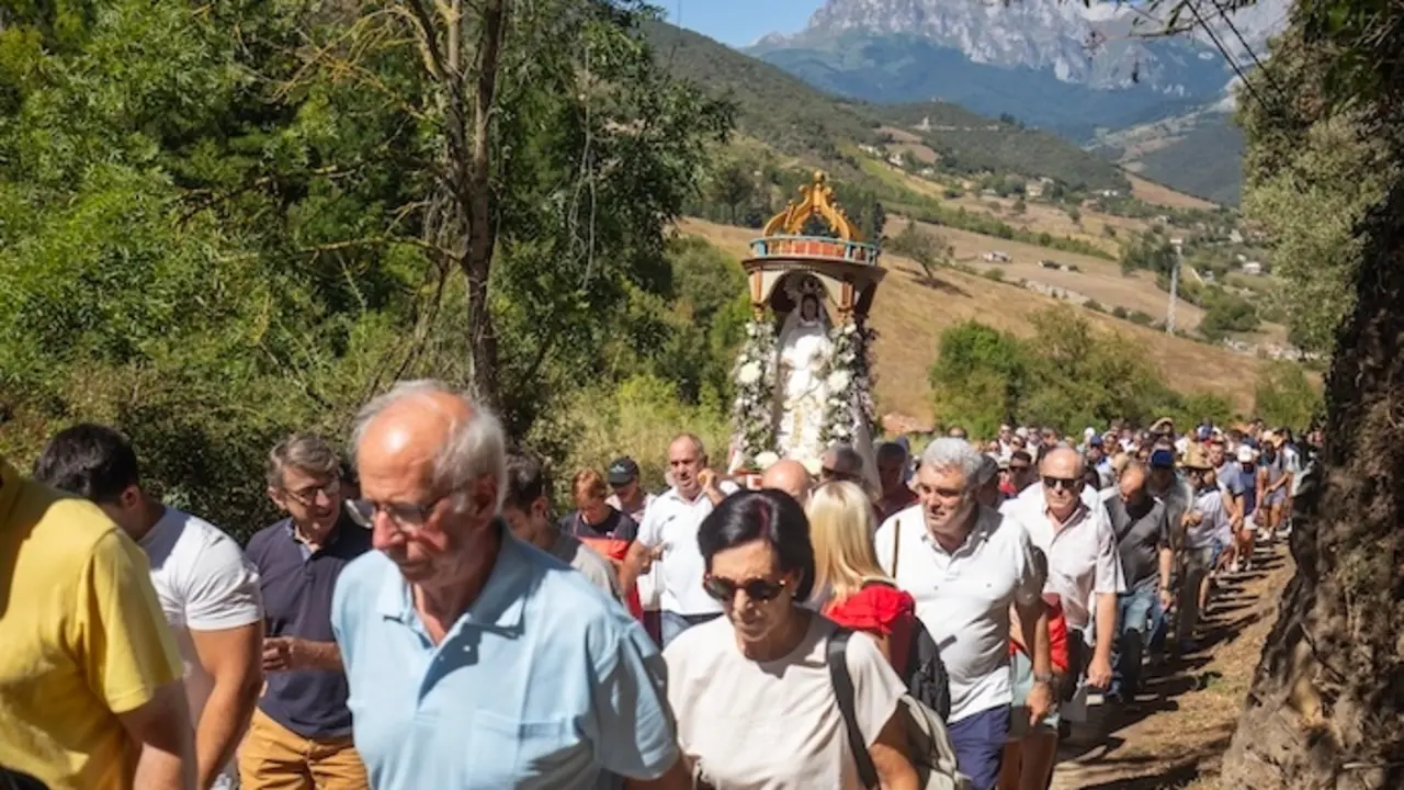 Un momento de la procesi&oacute;n de la Virgen de Valmayor recorriendo la tradicional marcha desde la villa de Potes.