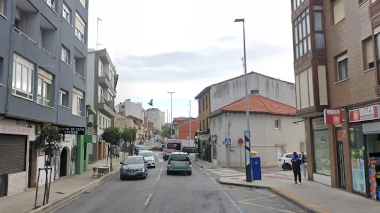 El turismo se dio a la fuga en la calle La Gloria de Santander. / A.E.