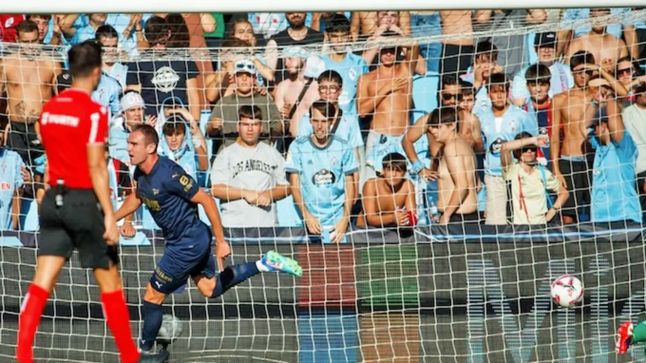 El jugador del Alav&eacute;s, Kike Garc&iacute;a marca el primer tanto del partido frente al Celta que acabar&iacute;a ganando en la segunda parte. / lh