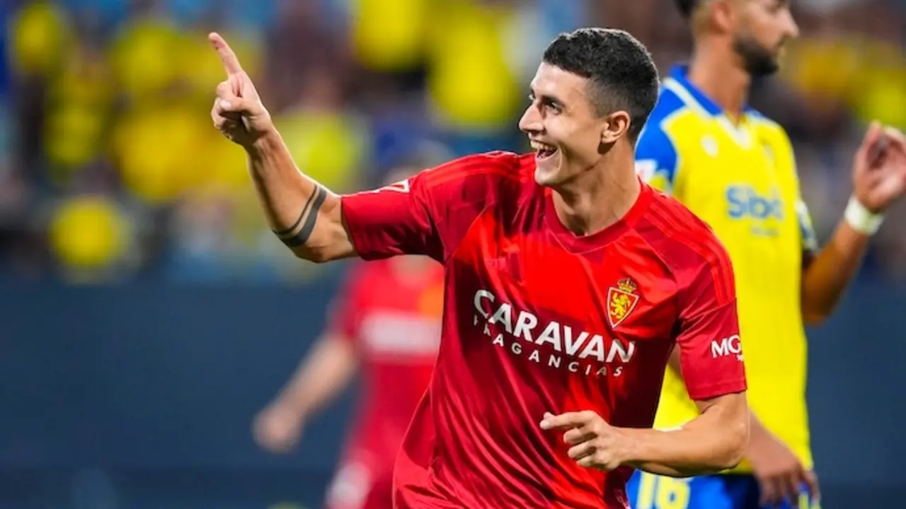 Marcos Luna del Real Zaragoza celebra un gol durante el partido de f&uacute;tbol de la liga espa&ntilde;ola, La Liga Hypermotion, jugado entre el C&aacute;diz FC y el Real Zaragoza en el estadio Nuevo Mirandilla el 16 de agosto de 2024, en C&aacute;diz, Espa&ntilde;a.

Firma: AFP7 / Europa Press