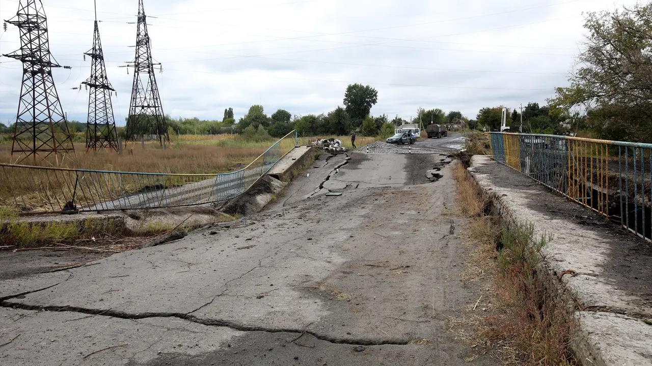 Un puente destruido por el impacto de la guerra. Vyacheslav Madiyevskyy  / Archivo