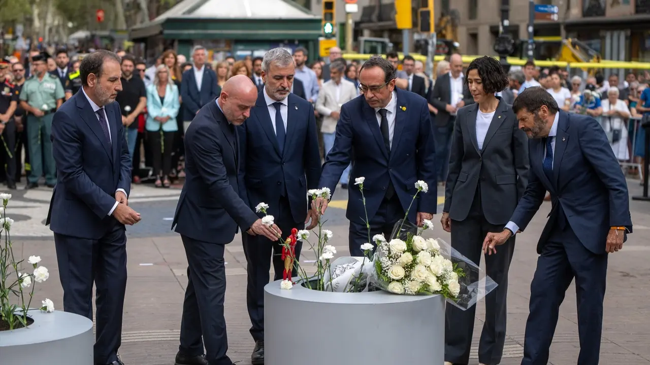 Las autoridades de Barcelona durante el acto en homenaje a las v&iacute;ctimas del atentado del 17A, en La Rambla. Lorena Sop&ecirc;na