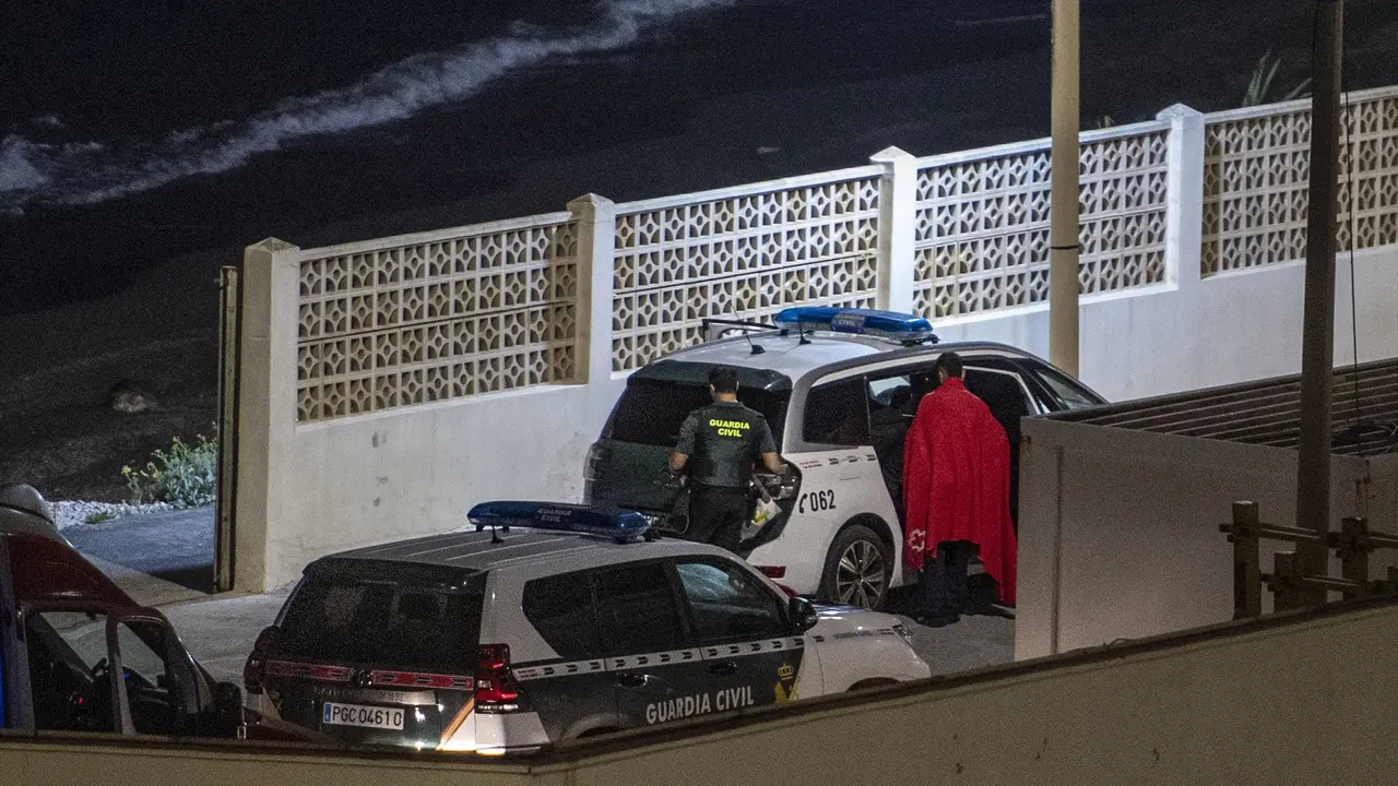 Varios coches de la Guardia Civil trabajando durante varios intentos de marroqu&iacute;es de llegar a Ceuta. Antonio Sempere