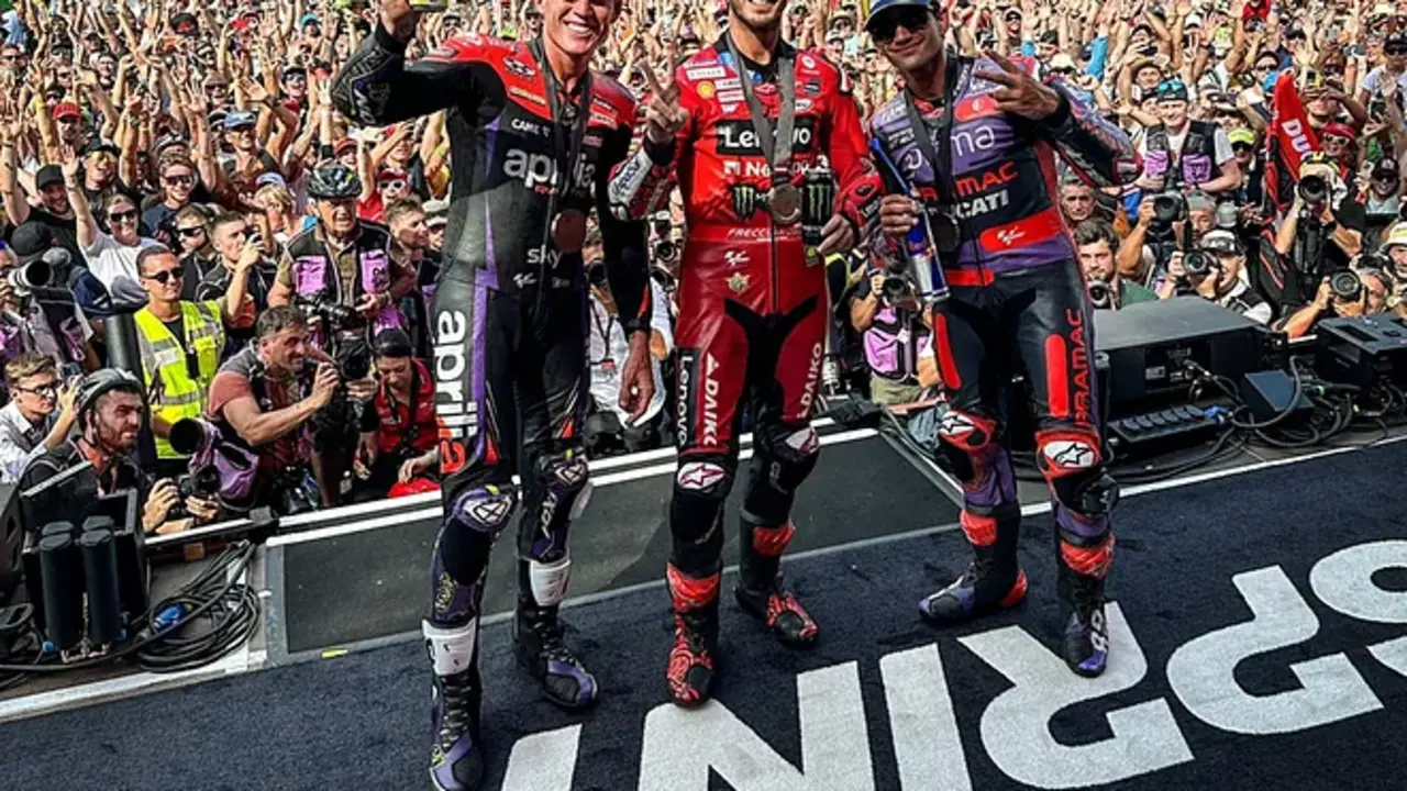Aleix Espargar&oacute;, Bagnaia y Jorge Mart&iacute;n, en el podio del Sprint. / MotoGP