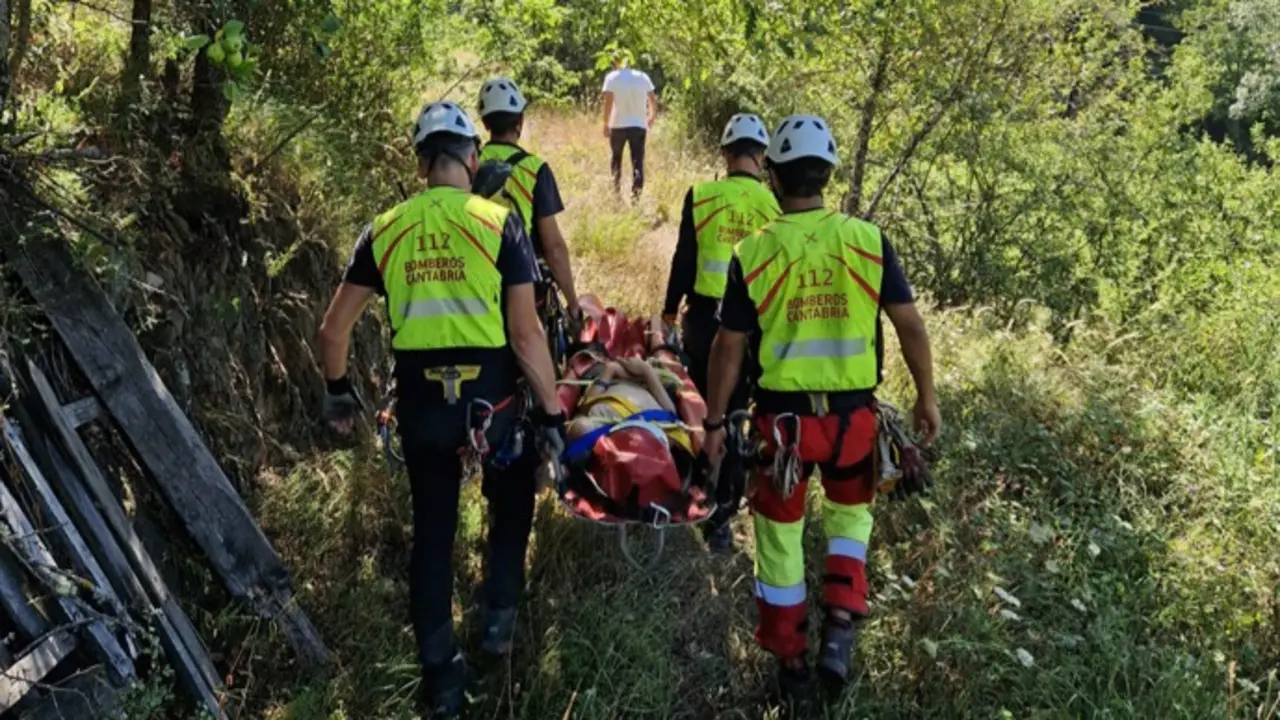Los bomberos llevan a cabo el operativo de rescate. / 112