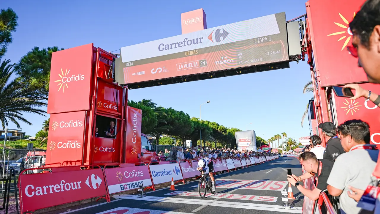 Brandon McNulty gana la primera etapa de LaVuelta. / cxcling