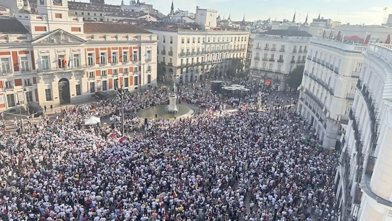 Miles de personas se congregaron ayer en la madrile&ntilde;a Puerta del Sol para defender la democracia y la libertad en Venezuela, exigiendo el reconocimiento de la victoria electoral de la oposici&oacute;n . / alerta