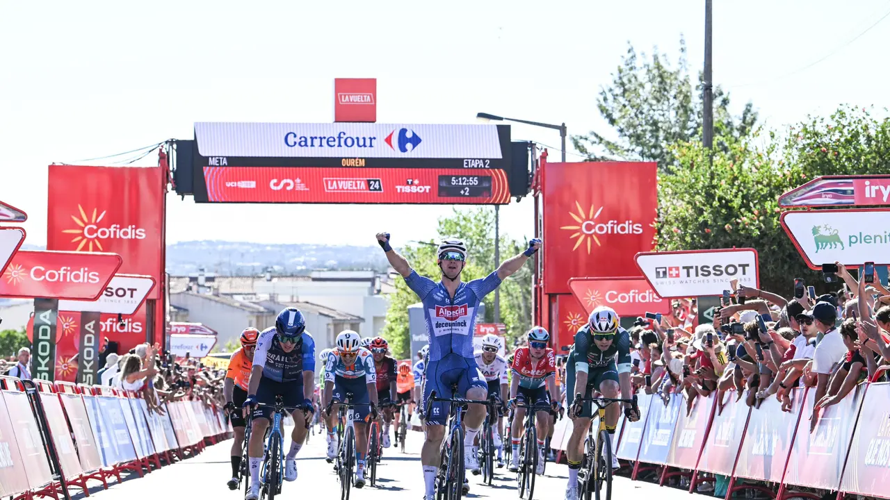 Kaden Groves celebra la victoria de etapa. / cxcling