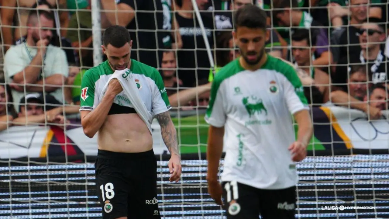 Manu y Andr&eacute;s cabizbajos tras un gol del Almer&iacute;a. / L.H.