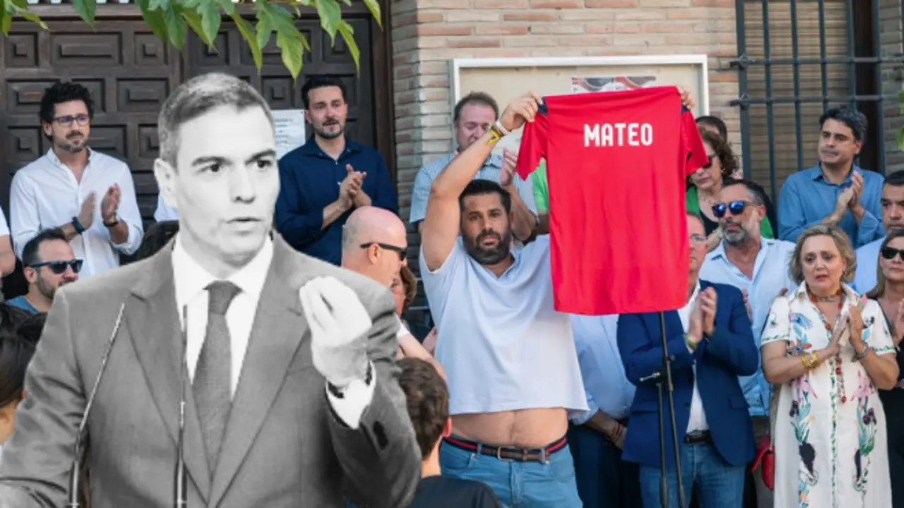 Varios familiares y amigos del ni&ntilde;o asesinado muestran una camiseta con su nombre, durante el minuto de silencio por el asesinato de un menor, en la puerta del Ayuntamiento de Mocej&oacute;n, a 18 de agosto de 2024, en Mocej&oacute;n, Toledo, Castilla-La Mancha (Espa&ntilde;a). El Ayuntamiento de Mocej&oacute;n ha decretado tres d&iacute;as de luto oficial por el asesinato en la ma&ntilde;ana de hoy de un menor de 11 a&ntilde;os, que se encontraba jugando al f&uacute;tbol junto a otros ni&ntilde;os de la localidad en el campo de f&uacute;tbol municipal '&Aacute;ngel Tard&iacute;o' cuando fue agredido con un objeto punzante. leer menos

Firma: Juan Moreno / Europa Press