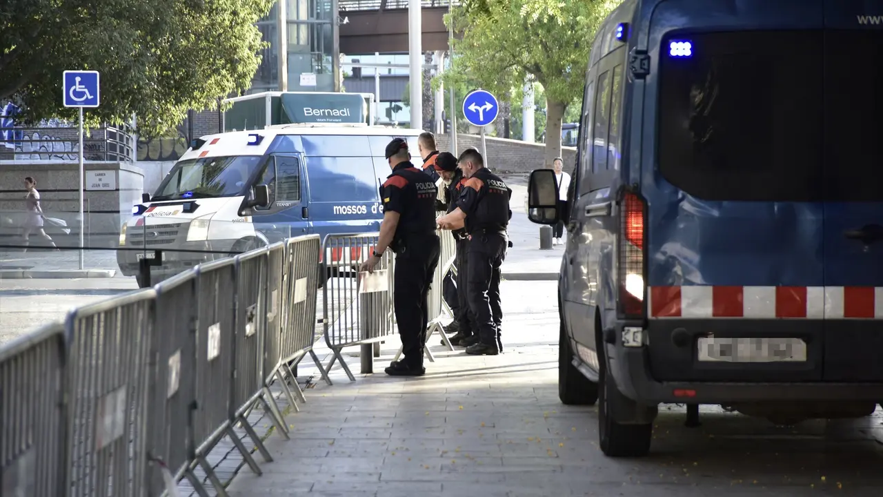 Agentes de los Mossos d&rsquo; Esquadra en las inmediaciones de la Ciutat de la Justicia de Barcelona. David Oller / Archivo
