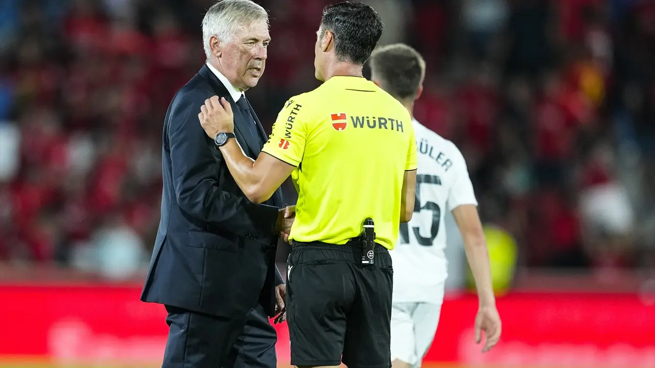 Ancelotti con el &aacute;rbitro, Cesar Soto Grado, tras el partido. / EP