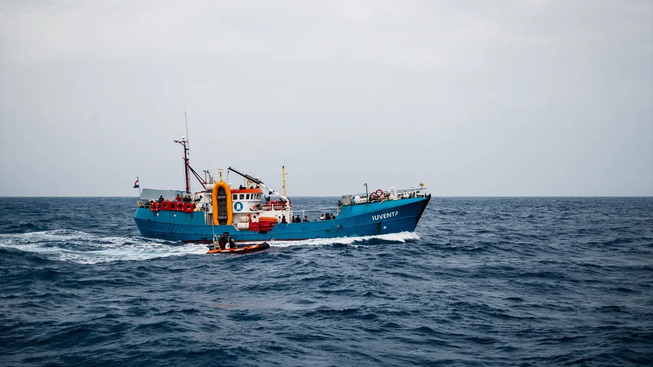 Un barco en unas labores de rescate. EP / Archivo