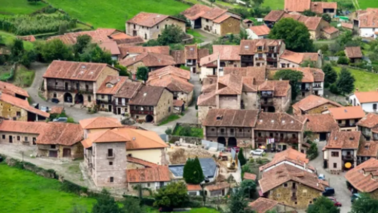 El encanto de la Cantabria antigua se conserva en Carmona. / A.S.