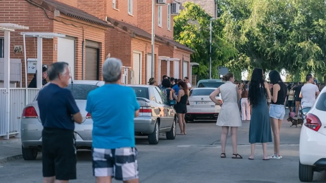 Varios vecinos en el lugar d&oacute;nde han detenido al presunto asesino, a 19 de agosto de 2024, en Mocej&oacute;n, Toledo, Castilla-La Mancha (Espa&ntilde;a). Un hombre de 20 a&ntilde;os ha sido detenido este lunes, 19 de agosto, por un presunto delito de homicidio tras acabar con la vida de un ni&ntilde;o de 11 a&ntilde;os en la localidad toledana de Mocej&oacute;n este domingo, 18 de agosto.
Juan Moreno / Europa Press
19/8/2024