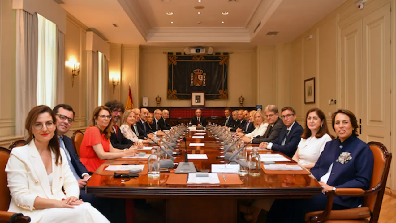 Los veinte vocales durante el primer pleno del octavo mandato del Consejo General del Poder Judicial (CGPJ), a 25 de julio de 2024, en Madrid (Espa&ntilde;a). Los 20 vocales del nuevo Consejo General del Poder Judicial (CGPJ), elegidos por las Cortes tras el acuerdo entre el PP y el PSOE, han jurado su cargo ante el Rey y en presencia del presidente del Gobierno. Tras el acto, los nuevos integrantes del CGPJ han celebrado su primer pleno, que dar&aacute; el pistoletazo de salida al octavo mandato, que se inicia con cinco a&ntilde;os y medio de retraso tras no haber acuerdo entre los partidos pol&iacute;ticos. / EP