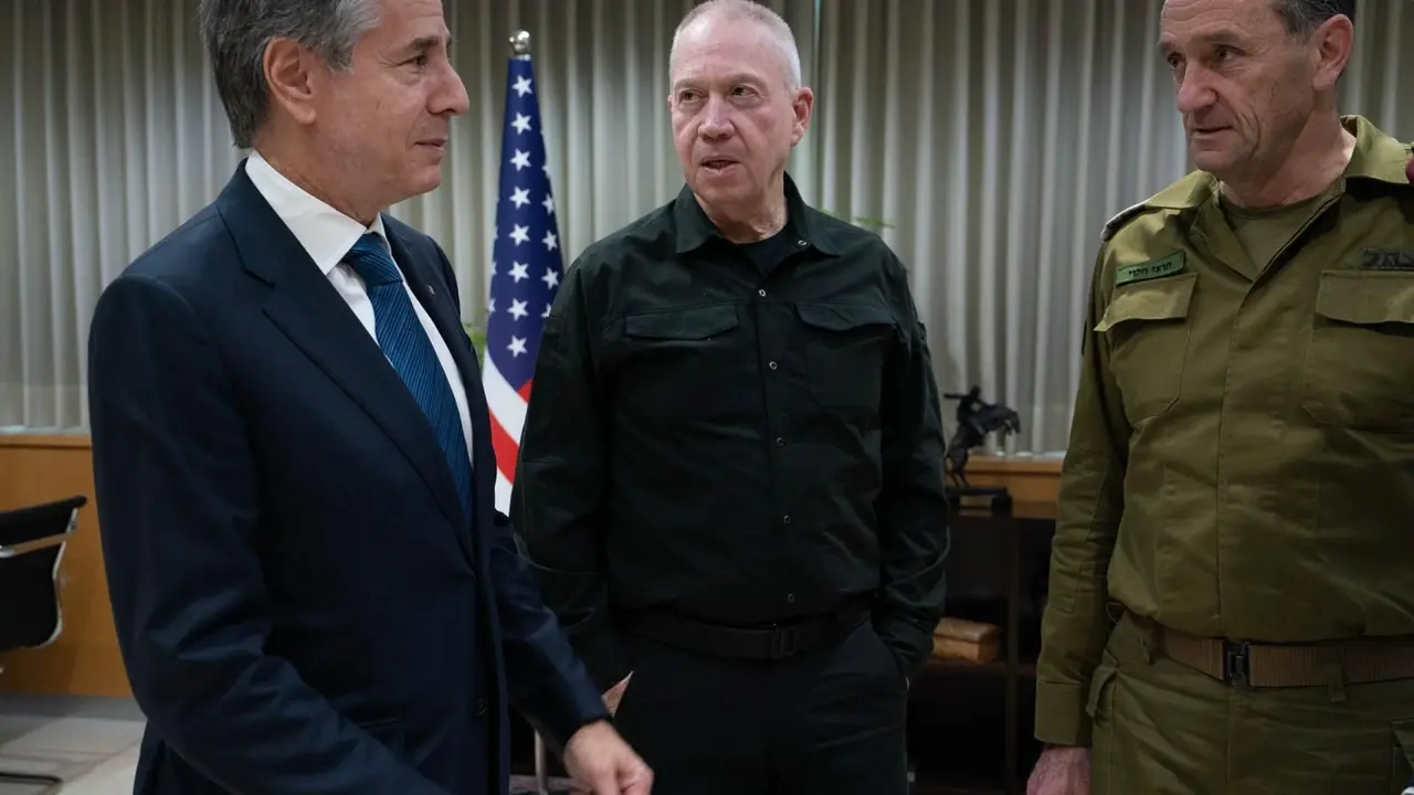 El ministro de Defensa israel&iacute;, Yoav Gallant (c), junto al secretario de Estado de Estados Unidos, Antony Blinken (iz). Ariel Hermoni