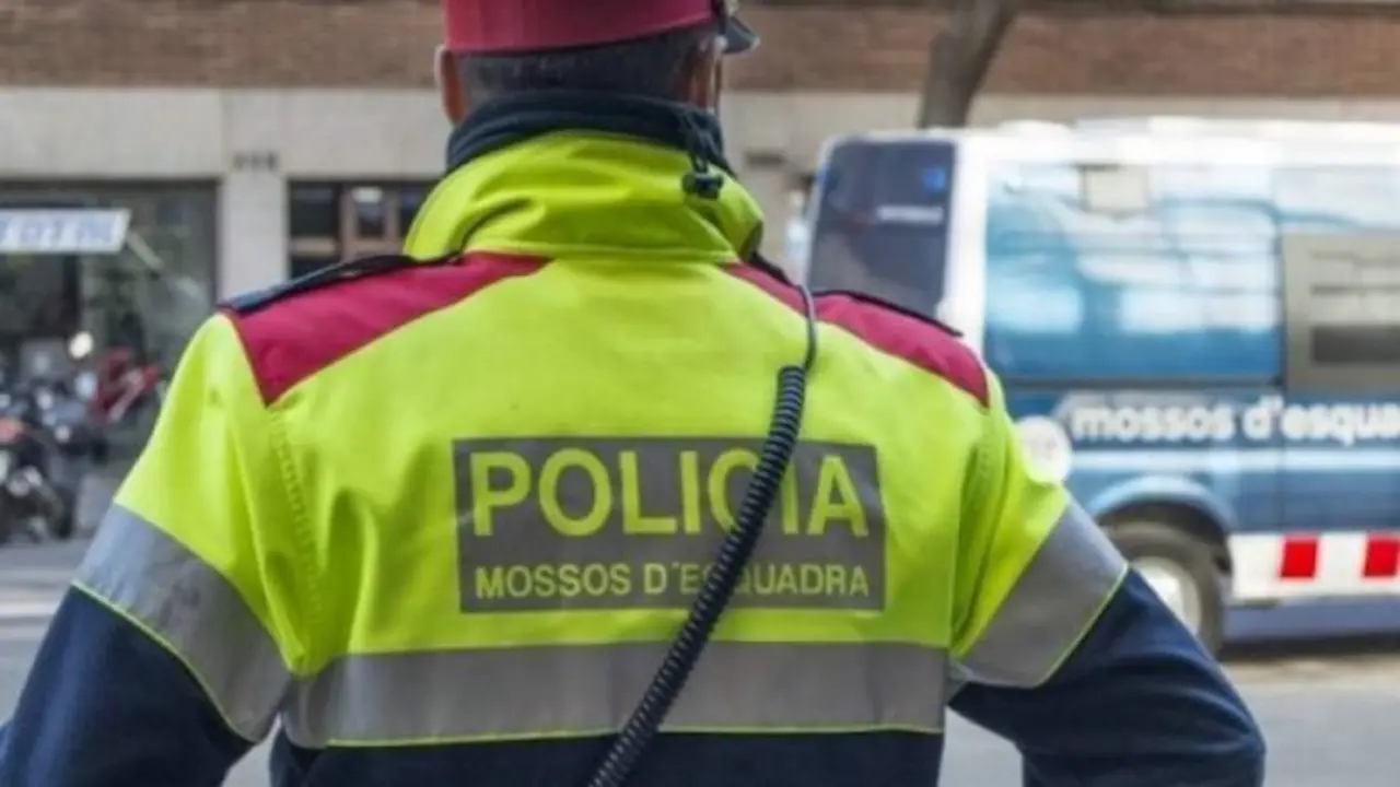 Un agente de Mossos d'Esquadra . / x