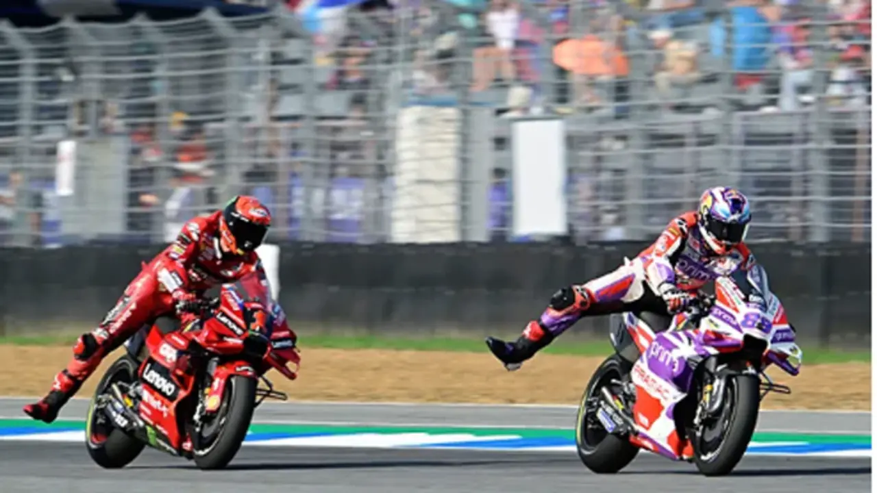 Jorge Mart&iacute;n y Pecco Bagnaia en el circuito de Tailandia. / REDBULL