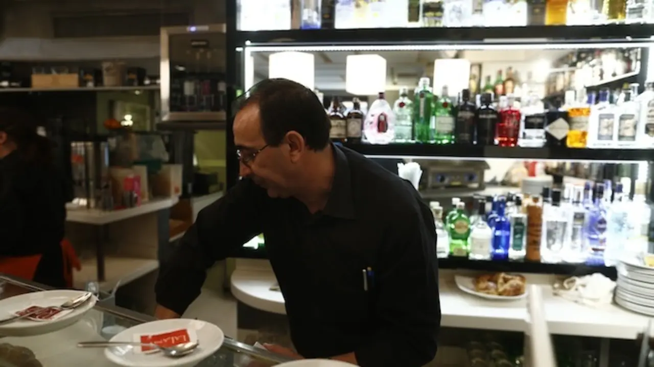 Un camarero atendiendo en un bar. / A.E