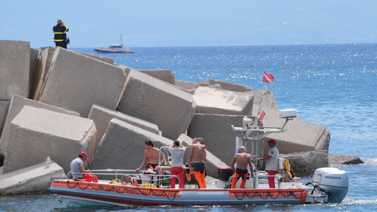 Los equipos de rescate italianos regresan al puerto de Porticello en el tercer d&iacute;a de b&uacute;squeda de seis turistas desaparecidos despu&eacute;s de que el yate de lujo "Bayesian" se hundiera en una tormenta el lunes. / EP