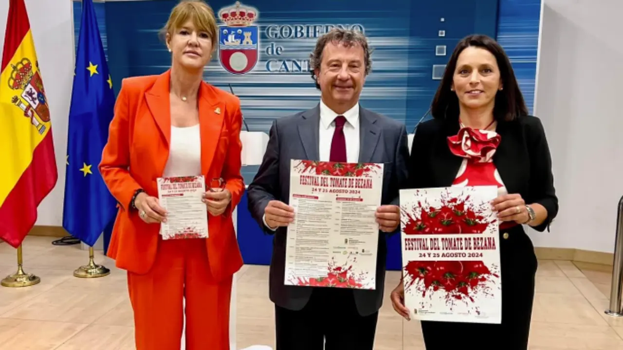La concejal de Turismo, Bolado, Pablo Palencia y la alcaldesa de Bezana, Carmen P&eacute;rez Tejedor durante la presentaci&oacute;n. / A.E.