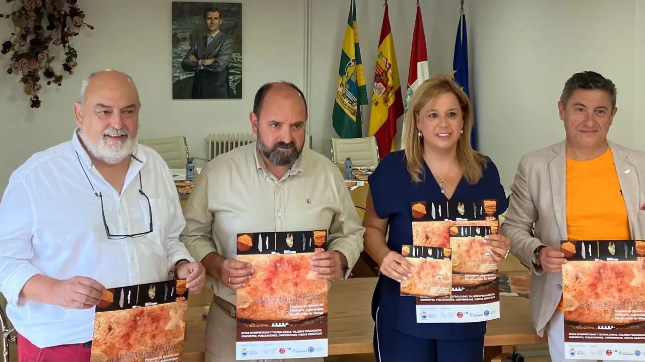 Valeriano Teja, Marino Garc&iacute;a, Elena Castillo y Ram&oacute;n Montes durante la presentaci&oacute;n de la divulgaci&oacute;n arqueol&oacute;gica de Miengo. / A.E.
