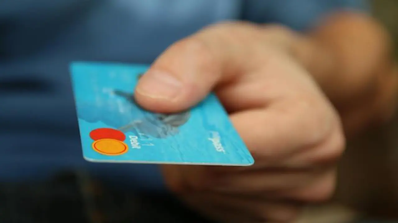 Una persona usando la tarjeta de cr&eacute;dito. / A.E