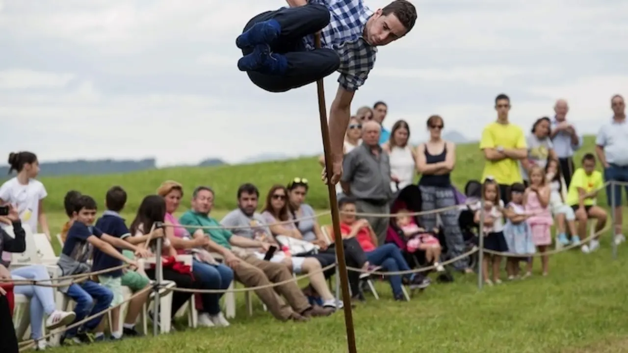GRA127. VIO&Ntilde;O DE PIEL&Eacute;LAGOS (CANTABRIA), 12/09/2017.- Un participante en la competici&oacute;n de una modalidad de deporte aut&oacute;ctono c&aacute;ntabro conocida como "Salto Pasiego", en la localidad c&aacute;ntabra de Vio&ntilde;o de Pi&eacute;lagos. En tiempos pasados una vara de madera -casi siempre de avellano- acompa&ntilde;aba a pastores y agricultores del valle c&aacute;ntabro del Pas y les simplificaba su trabajo para saltar los cercados. Hoy doce j&oacute;venes recuperan esa tradici&oacute;n convertida en deporte: el conocido "Salto pasiego". EFE/Pedro Puente Hoyos