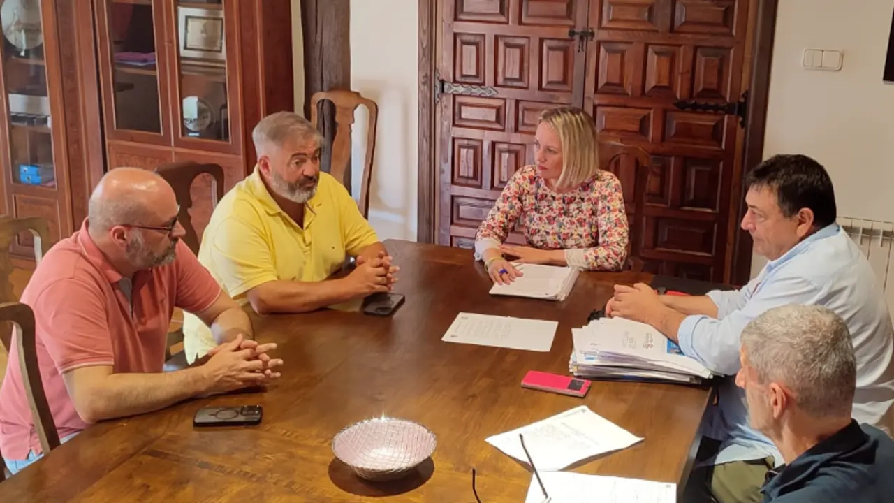 De izquierda a derecha: Carlos Toledo, secretario de la Federaci&oacute;n; Jos&eacute; &Aacute;ngel Pel&aacute;ez, presidente de la misma; Sara Izquierdo, alcaldesa de Santillana; Rafael Oceja, concejal de Deportes, y Fernando Borrajo, secretario municipal. / A.E.