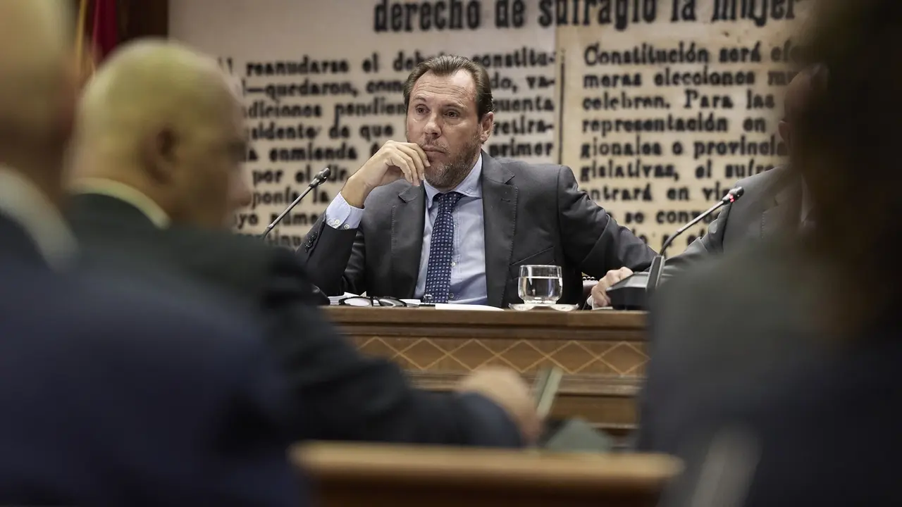 El ministro de Transportes y Movilidad Sostenible, &Oacute;scar Puente, durante su comparecencia ante la Comisi&oacute;n de Transportes y Movilidad Sostenible del Senado. Jes&uacute;s Hell&iacute;n