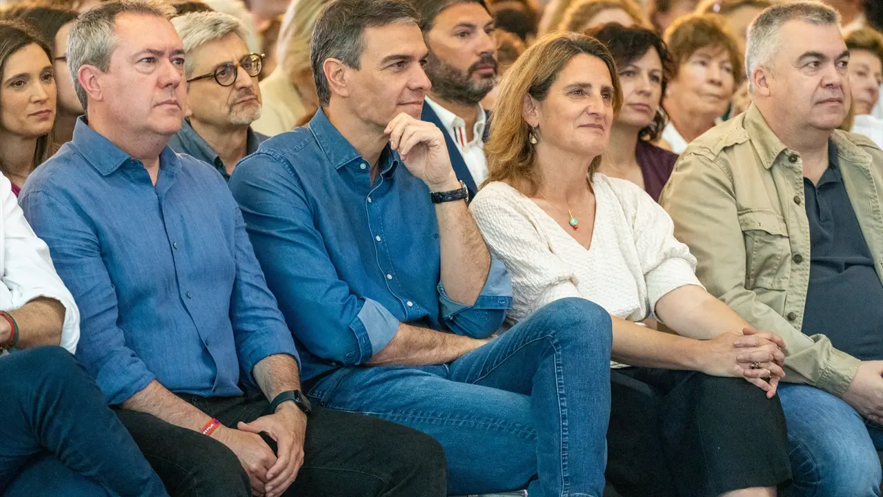 El presidente del Gobierno, Pedro S&aacute;nchez, (3d), junto a dirigentes del PSOE. / Francisco J. Olmo