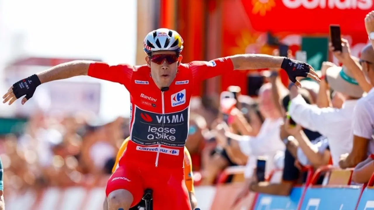 El ciclista belga Wout van Aert celebra su victoria en la tercera etapa de La Vuelta Ciclista a Espa&ntilde;a. / EP