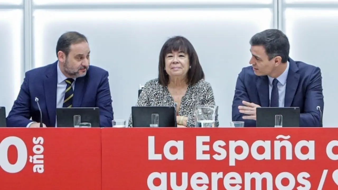 (I-D) El ex ministro de Transportes, Movilidad y Agenda Urbana, Jos&eacute; Luis &Aacute;balos, la presidenta del PSOE, Cristina Narbona, y el presidente del Gobierno, Pedro S&aacute;nchez, durante la reuni&oacute;n de la Comisi&oacute;n Ejecutiva Federal en su sede ubicada en la calle Ferraz, en Madrid, a 2 de marzo de 2020.
02 MARZO 2020;PSOE;EJECUTIVA;FERRAZ
Ricardo Rubio / Europa Press
(Foto de ARCHIVO)
02/3/2020
