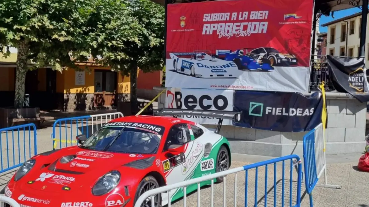 Uno de los veh&iacute;culos que ayer paso la verificaci&oacute;n en Ampuero, por motivo de la Subida a La Bien Aparecida. / X