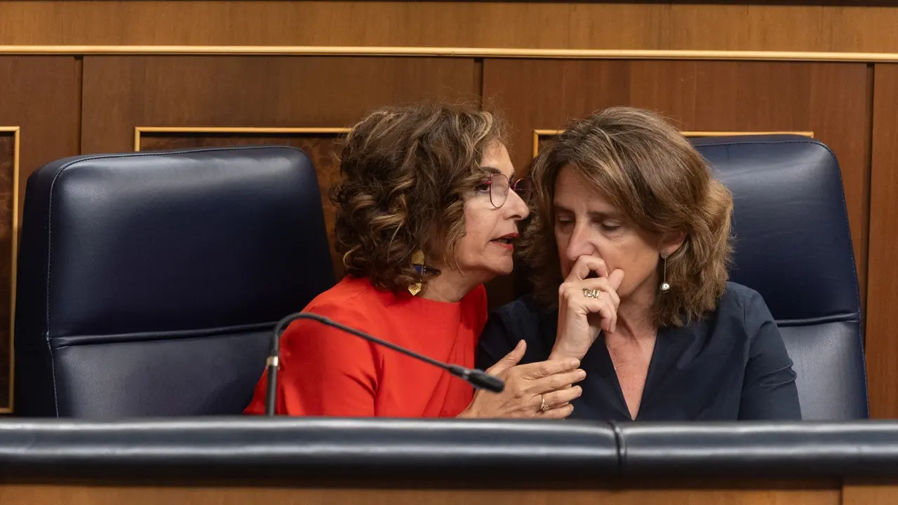 La vicepresidenta primera y ministra de Hacienda, Mar&iacute;a Jes&uacute;s Montero (i) y la vicepresidenta tercera y ministra para la Transici&oacute;n Ecol&oacute;gica y el Reto Demogr&aacute;fico, Teresa Ribera (d),  durante una sesi&oacute;n de control al Gobierno, en el Congreso de los Diputados, a 19 de junio de 2024, en Madrid (Espa&ntilde;a). El presidente del Gobierno, Pedro S&aacute;nchez, responde ante el Pleno del Congreso a preguntas de PP, Bildu y Junts sobre la "nueva fase" de la legislatura tras acabar el ciclo electoral de gallegas, vascas, catalanas y europeas.
19 JUNIO 2024;SESION DE CONTROL;GOBIERNO;CONGRESO
Eduardo Parra / Europa Press
(Foto de ARCHIVO)
19/6/2024