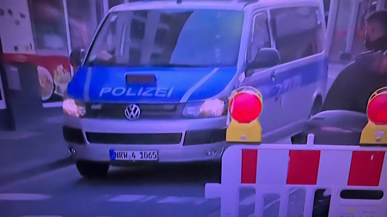 Agentes de polic&iacute;a caminan por el centro de la ciudad de Solingen temprano en la ma&ntilde;ana. Los agentes buscan al apu&ntilde;alador.