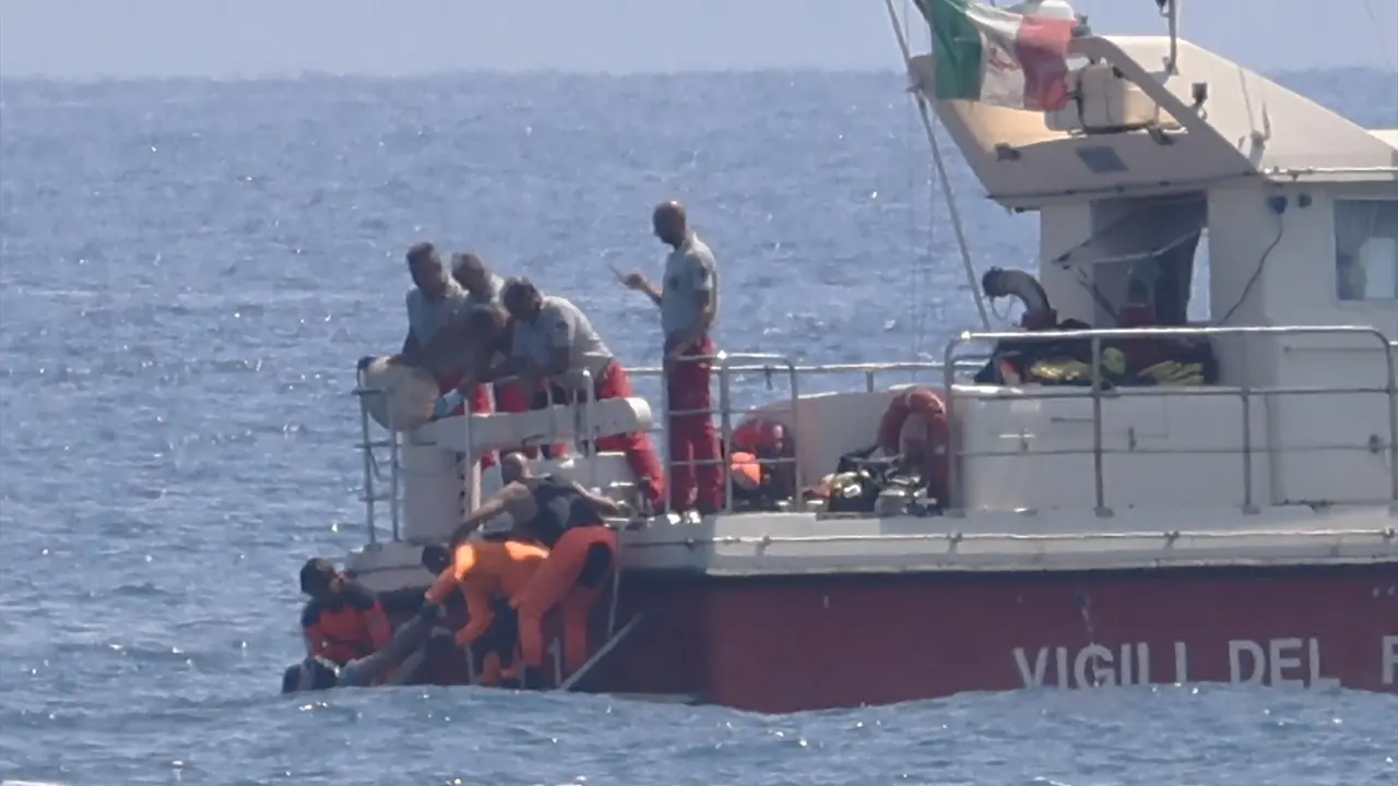 Los servicios de rescate trabajan luego del naufragio del velero Bayesian. / Alberto Lo Bianco