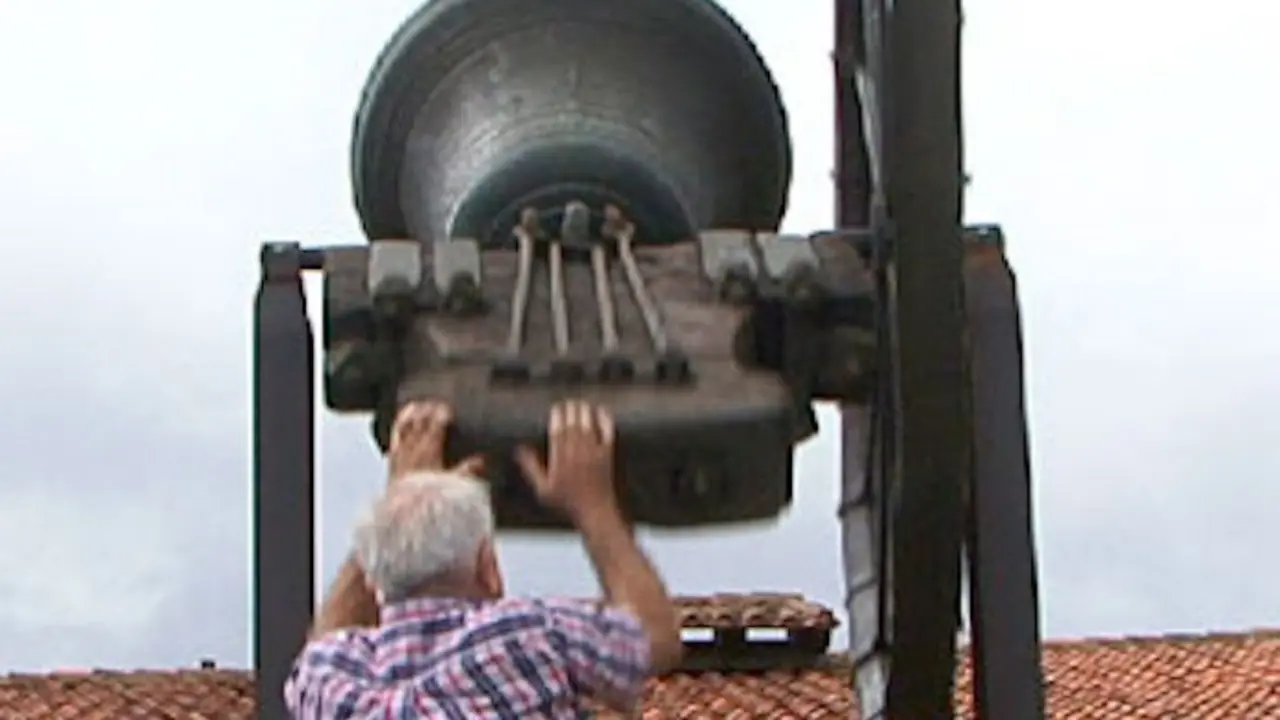 Una tradici&oacute;n que perdura en Meruelo y muchos son los que se acercan a vivirlo. / Campanas hermanos Portilla