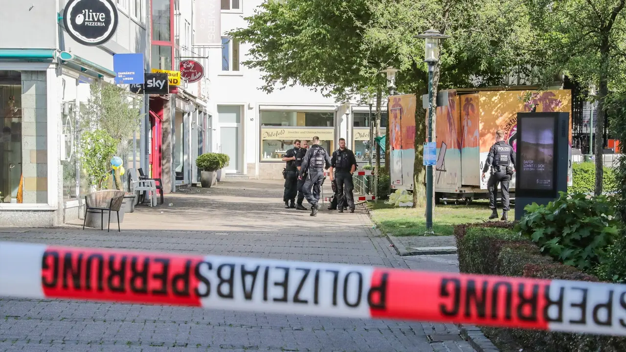 La polic&iacute;a busca evidencias en el sitio del ataque. Zhang Fan