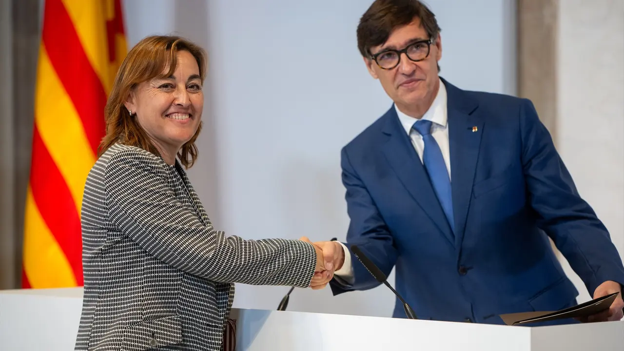 La nueva consellera de Territorio, Transici&oacute;n Ecol&oacute;gica y Vivienda y portavoz del Govern, S&iacute;lvia Paneque, y el presidente de la Generalitat de Catalunya, Salvador Illa. Lorena Sop&ecirc;na / Archivo