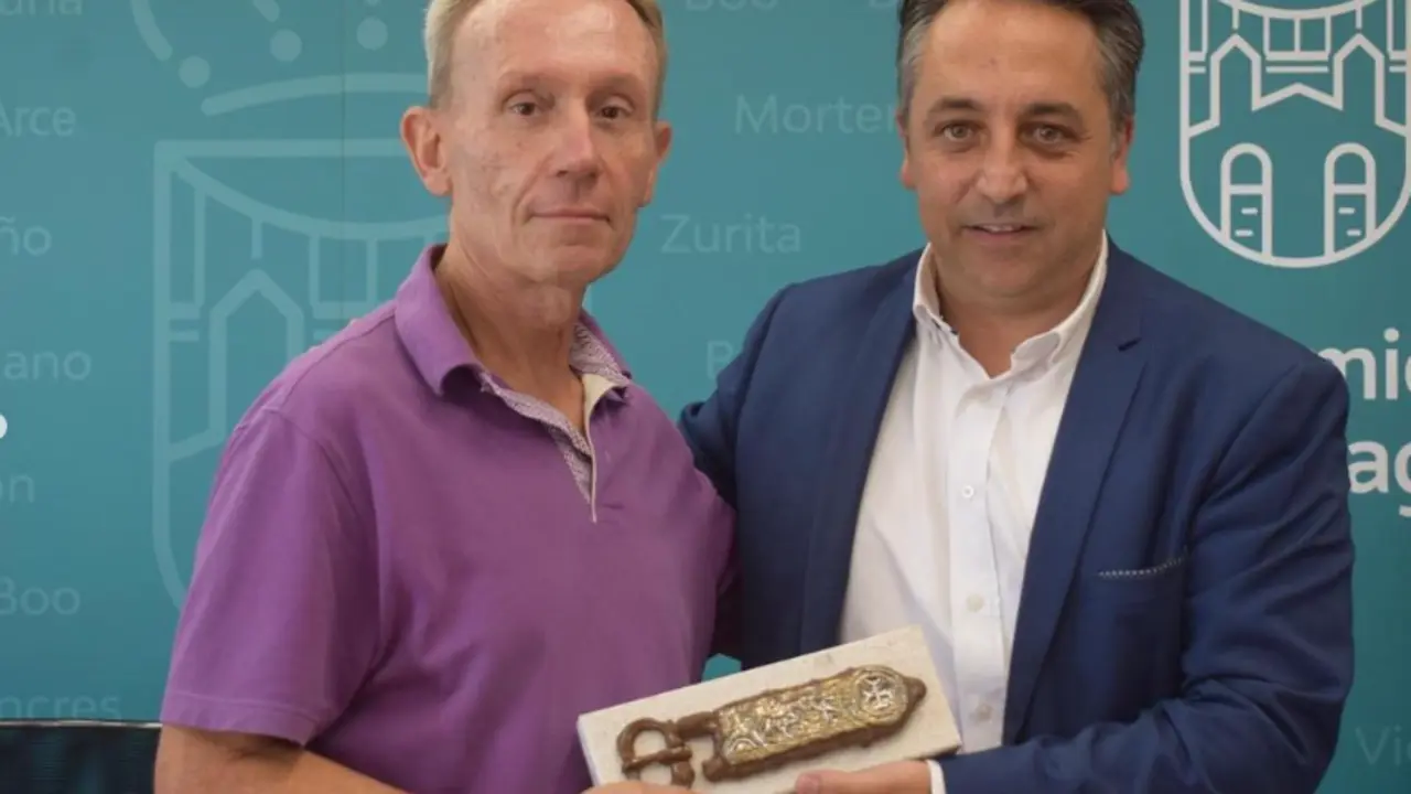 Carlos Caram&eacute;s, "he tenido la oportunidad de agradecer a promotores y arque&oacute;logos la puesta en valor del yacimiento arqueol&oacute;gico de la Cueva de Las Penas, en Mortera, donde hace 20 a&ntilde;os se descubrieron cinturones visigodos y restos humanos. / INS