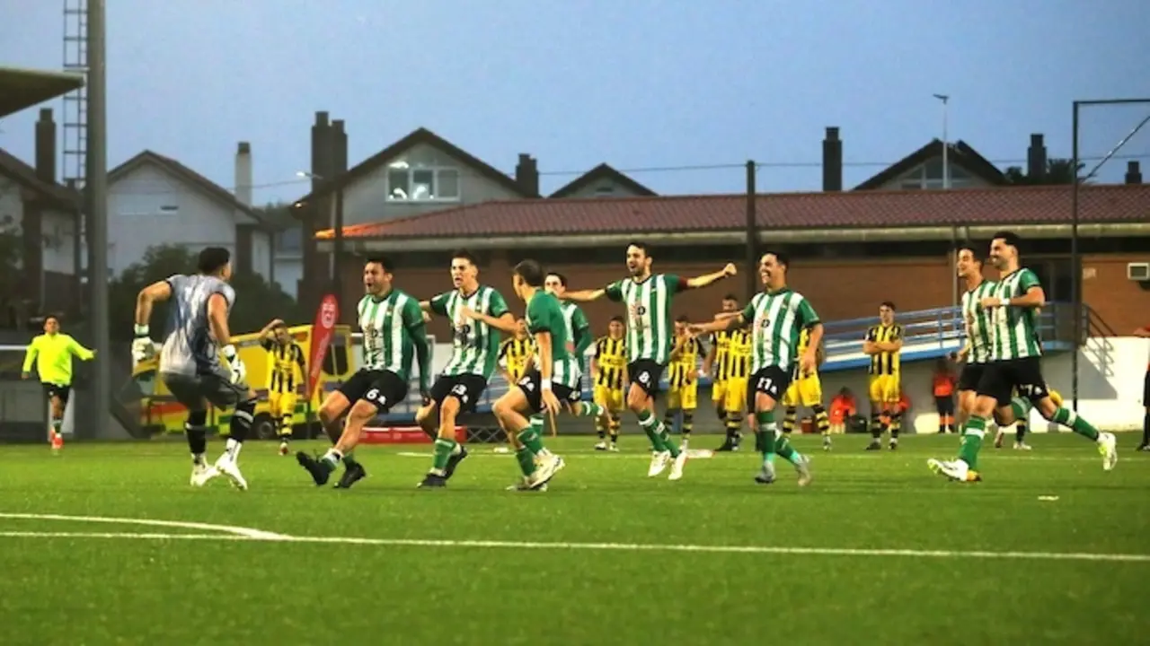Los jugadores del Vimenor celebran el triunfo frente al Cay&oacute;n en penaltis en la final de la Copa Federaci&oacute;n. / vimenor